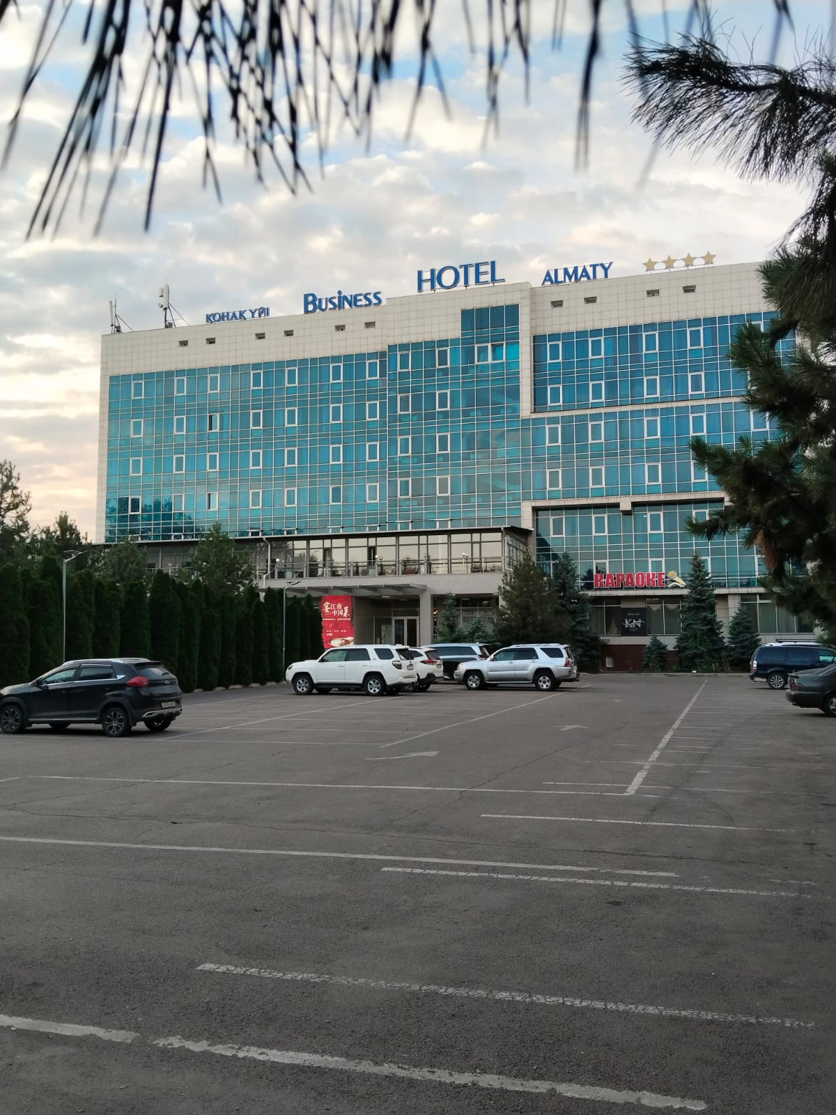 Отель вечером